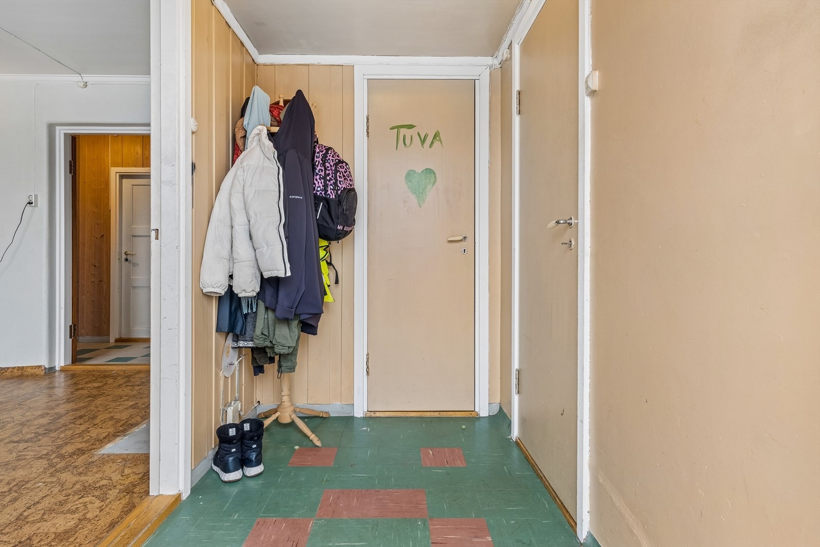 Entré i underetasjen med direkte adkomst til garasjerommet. Galleribilde