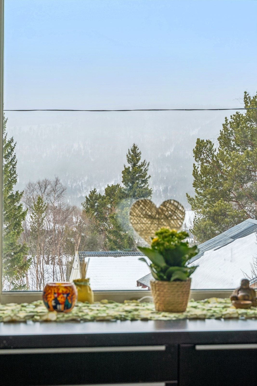 Fra vinduene i hovedetasjen har man utsikt over nærområdet og de omkringliggende fjellene. Galleribilde