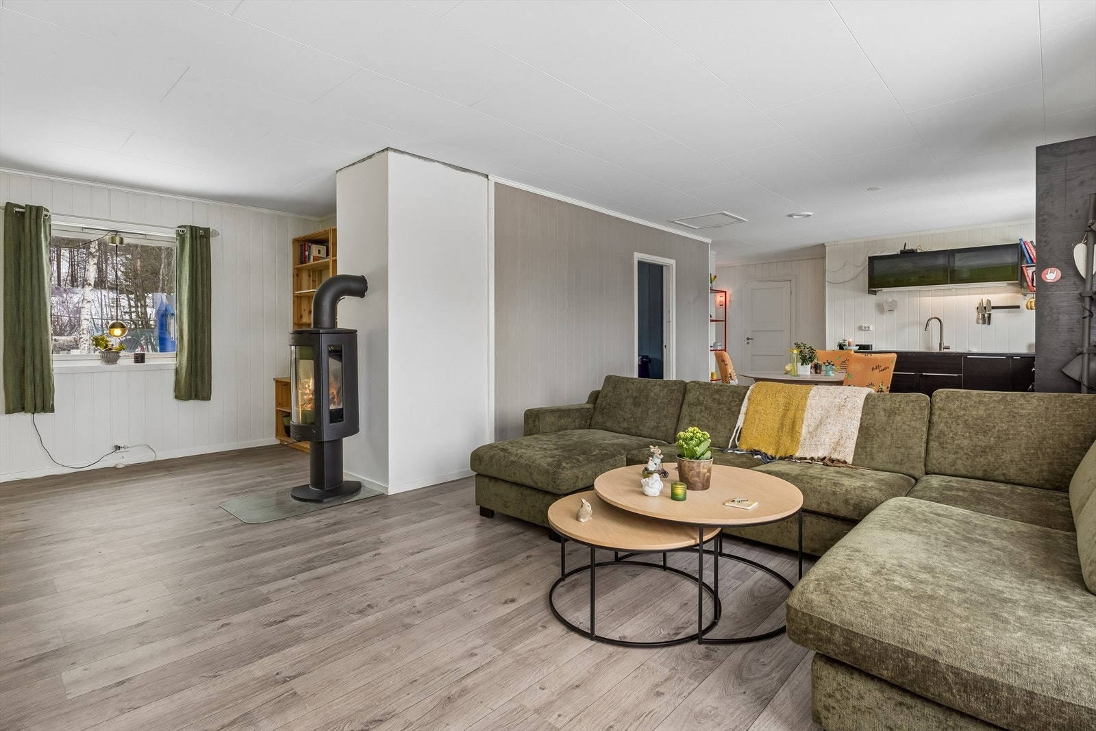 En vedovn fra 2024 gir både varme og atmosfære i stuen. Galleribilde