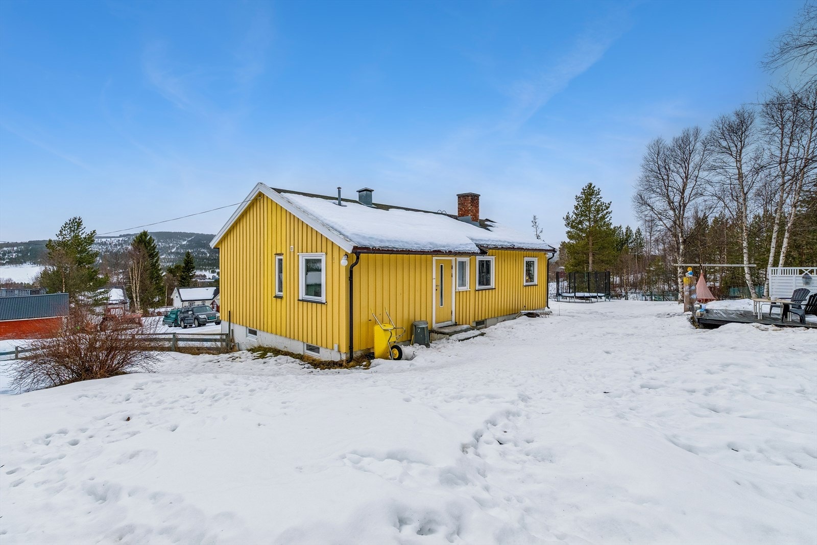 Eiendommen har en romslig, skrånende tomt beplantet med plen og busker. Galleribilde