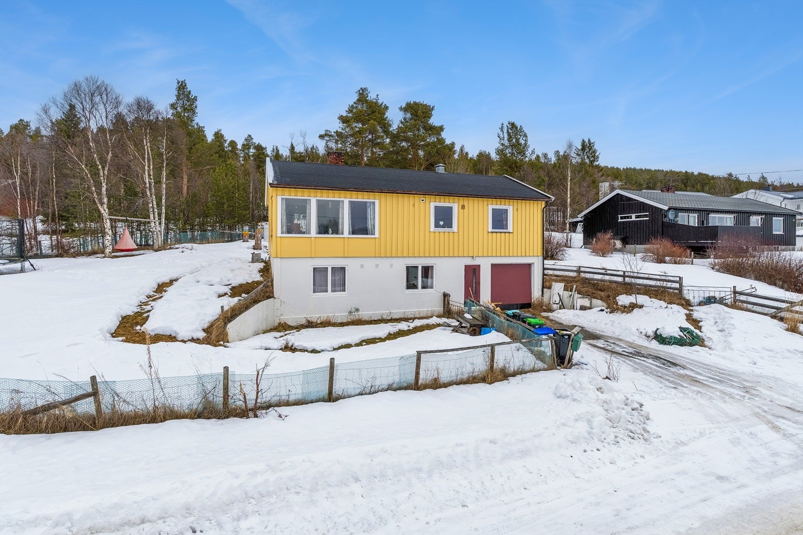 Enebolig fra 1962 over to plan med integrert garasje Galleribilde