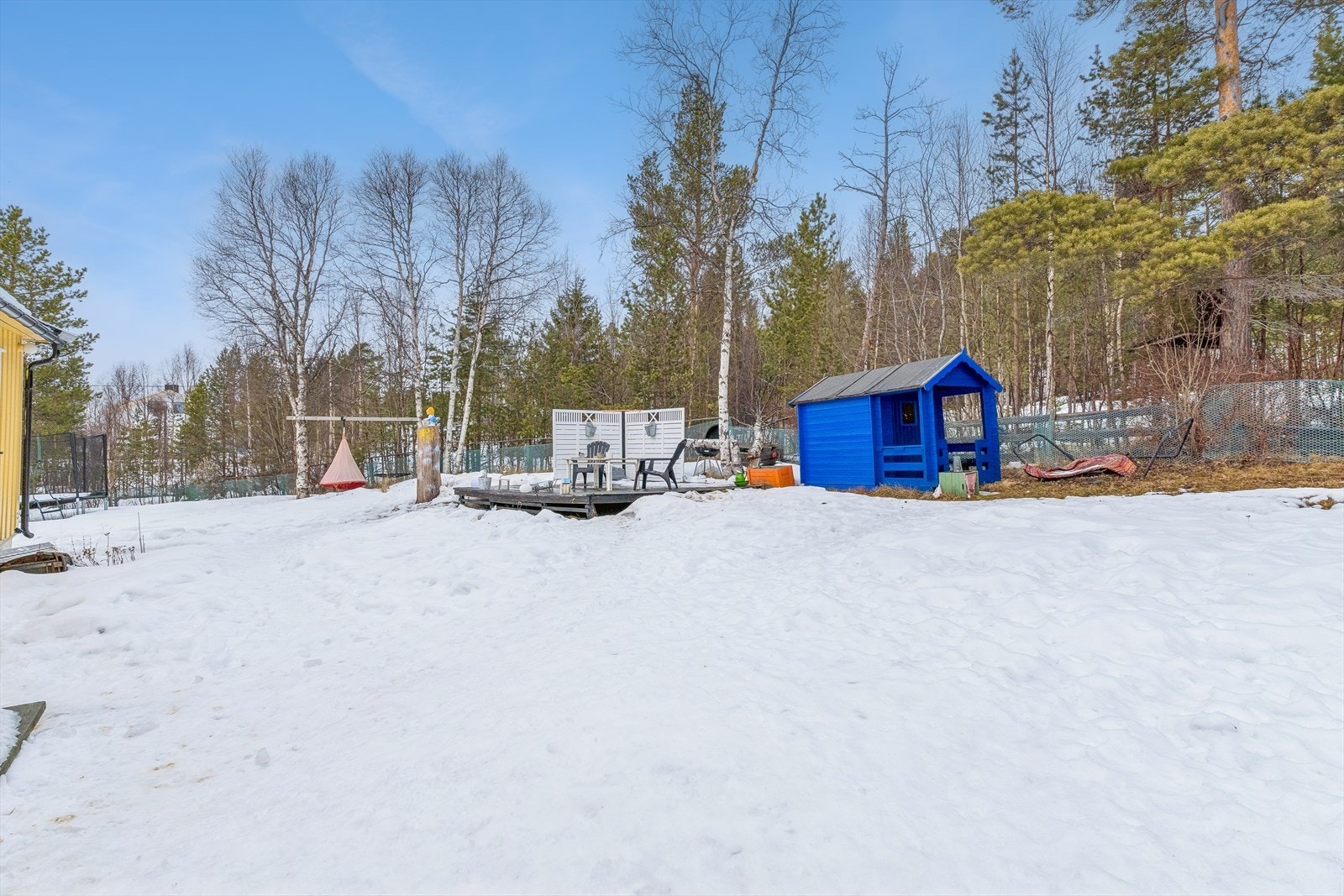 Terrassen på 16 m² er bygget på terreng og har plass til en sittegruppe. Galleribilde