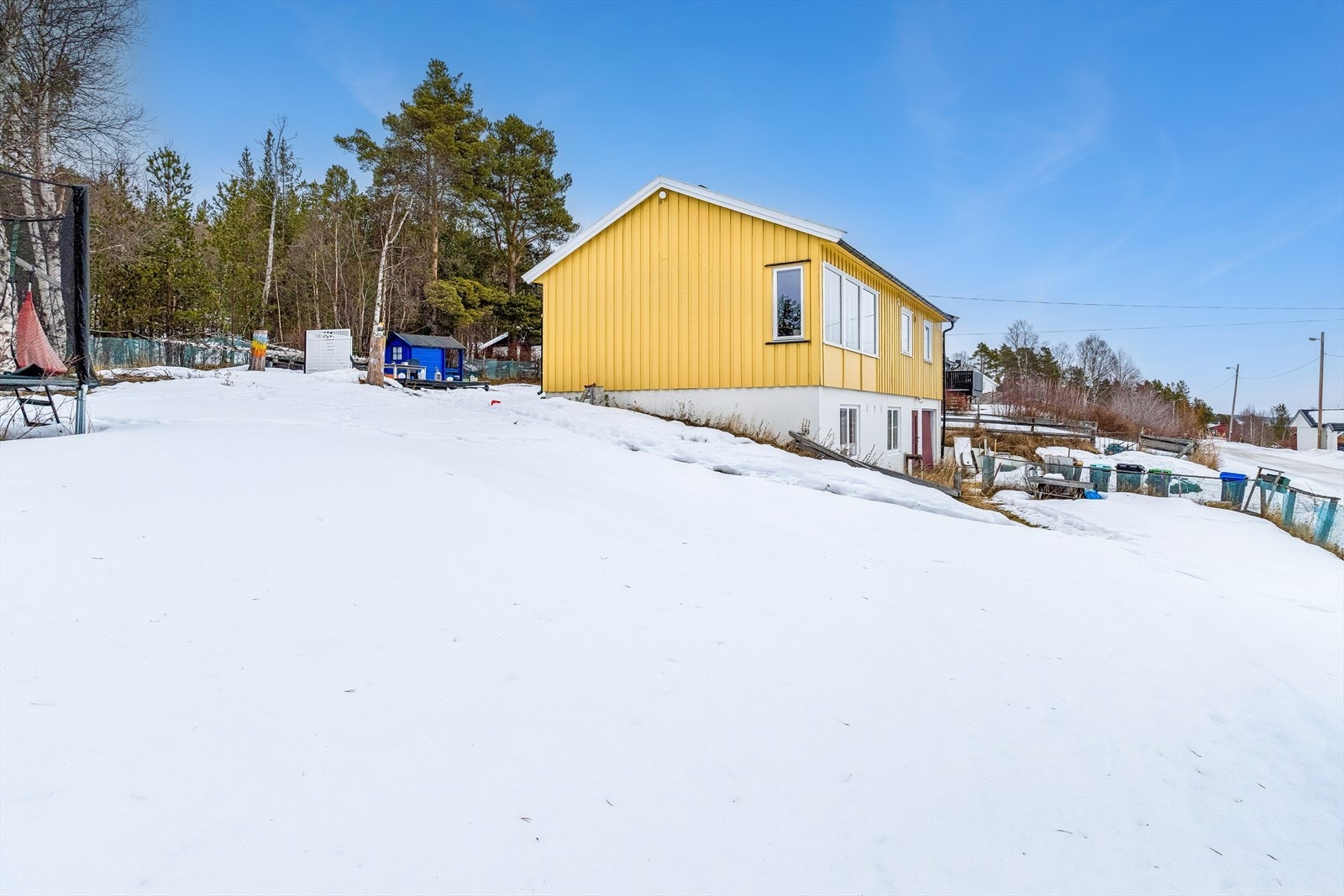 Fasaden har stående bordkledning, og flere vinduer er byttet ut etter byggeår. Galleribilde