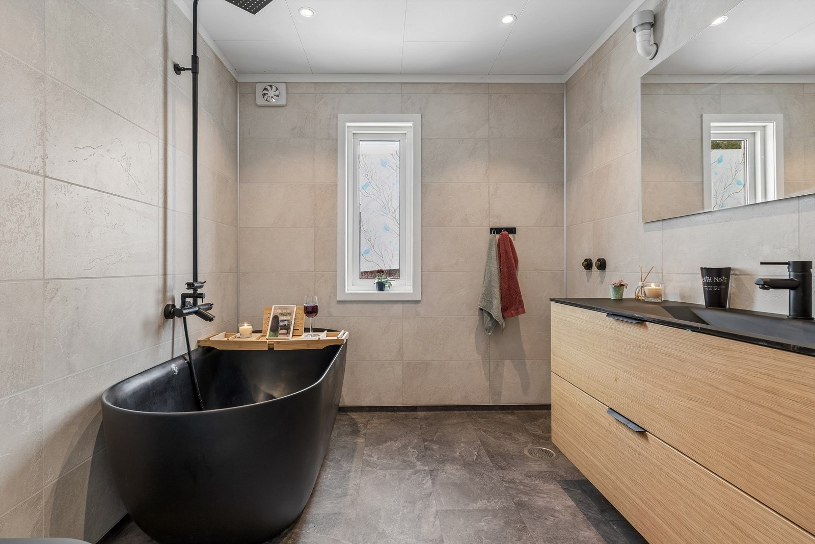 Badet i hovedetasjen ble totalrenovert i 2023 av fagfolk. Galleribilde