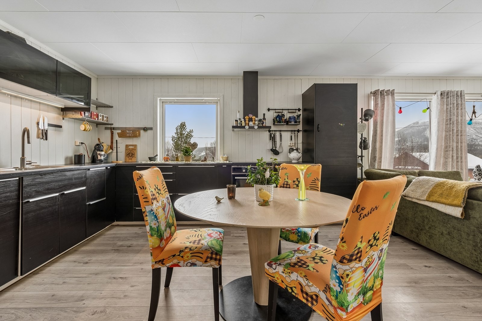 Kjøkkeninnredningen fra 2016 har glatte, malte fronter og en benkeplate i laminat. Galleribilde