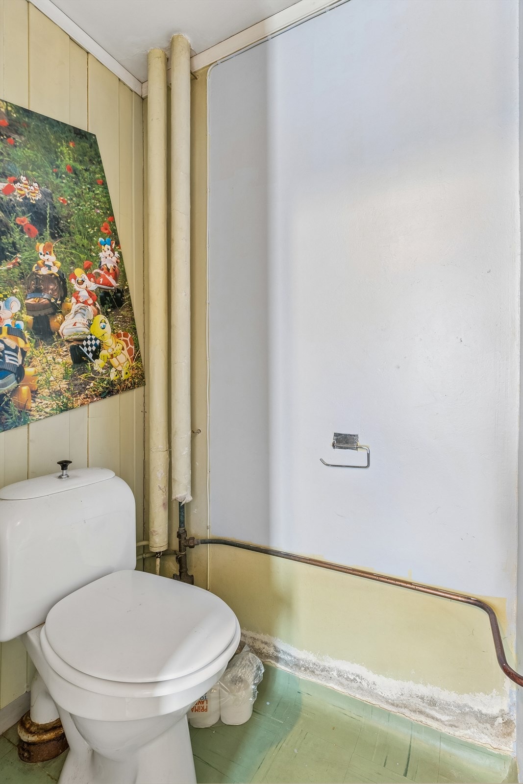 Toalettrom i underetasjen. Her er også boligens hovedstoppekran plassert. Galleribilde