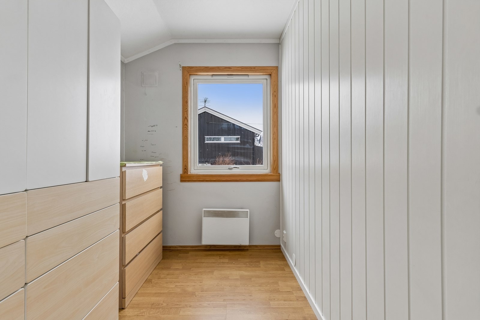 Dette er opprinnelig et soverom som i dag benyttes som et praktisk garderoberom. (Soverom på byggetegninger) Galleribilde