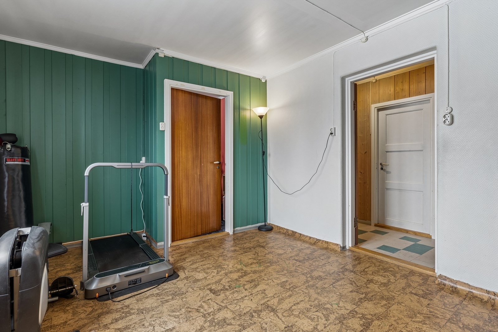 Romslig gangareal i underetasjen gir fleksible bruksmuligheter. Galleribilde