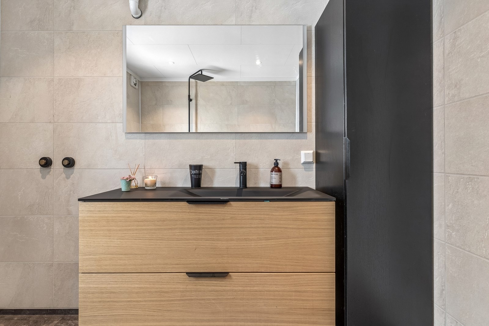 I forbindelse med renoveringen ble det installert rør-i-rør-system for vannledningene. Galleribilde