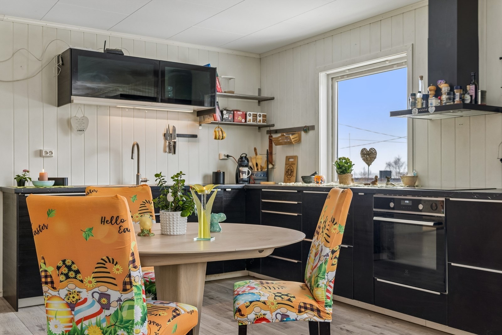 Vinduet over kjøkkenbenken er fra 2016 og gir godt arbeidslys. Galleribilde