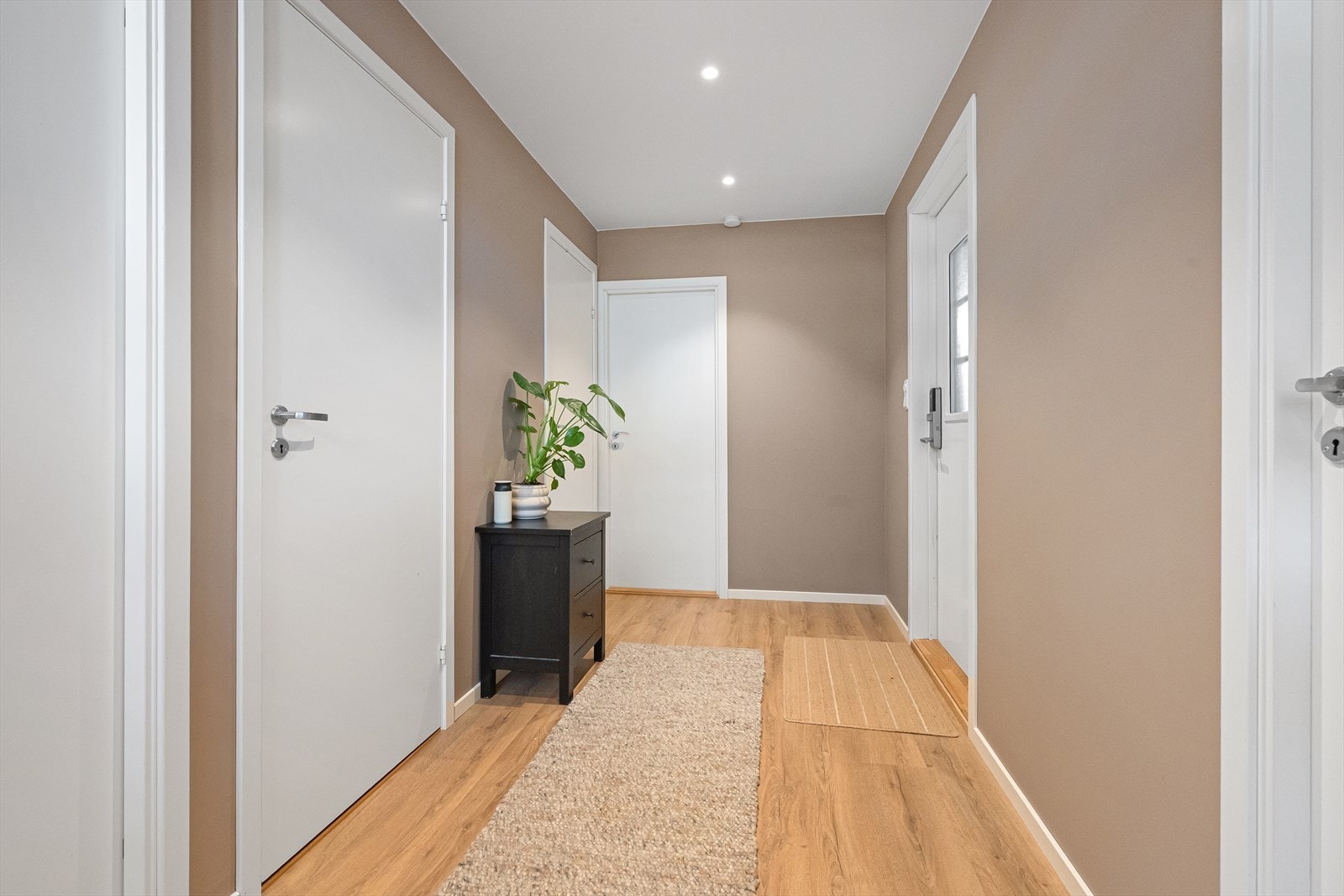 Boligen er betydelig oppusset de siste år, med fint enstavs eike gulv og listefrie flater på vegg og i tak Galleribilde