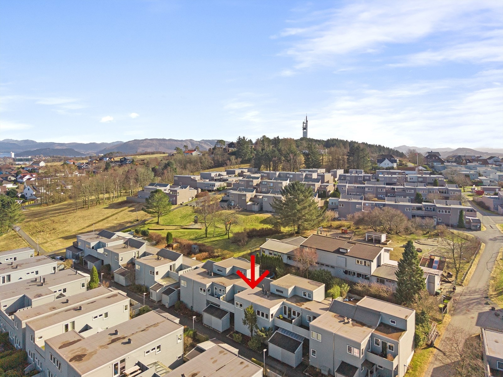 Eiendomsmegler 1 v/Tone W. Fredriksen presenterer en attraktiv og innholdsrik familiebolig beliggende i rolige omgivelser på Madlamark/Haugtussa! Galleribilde