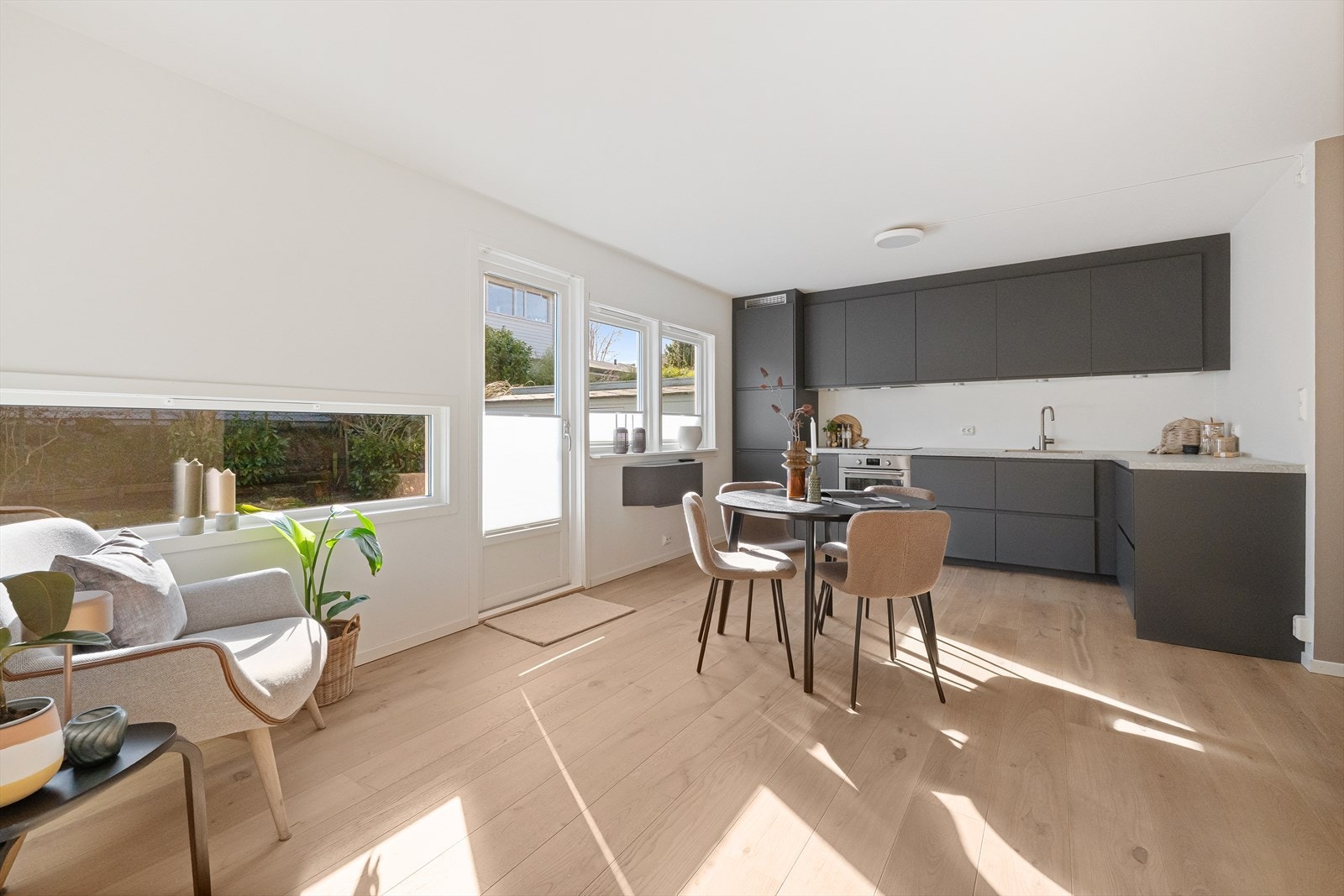 Fra kjøkken/allrom delen er det utgang til hagen mot sør Galleribilde