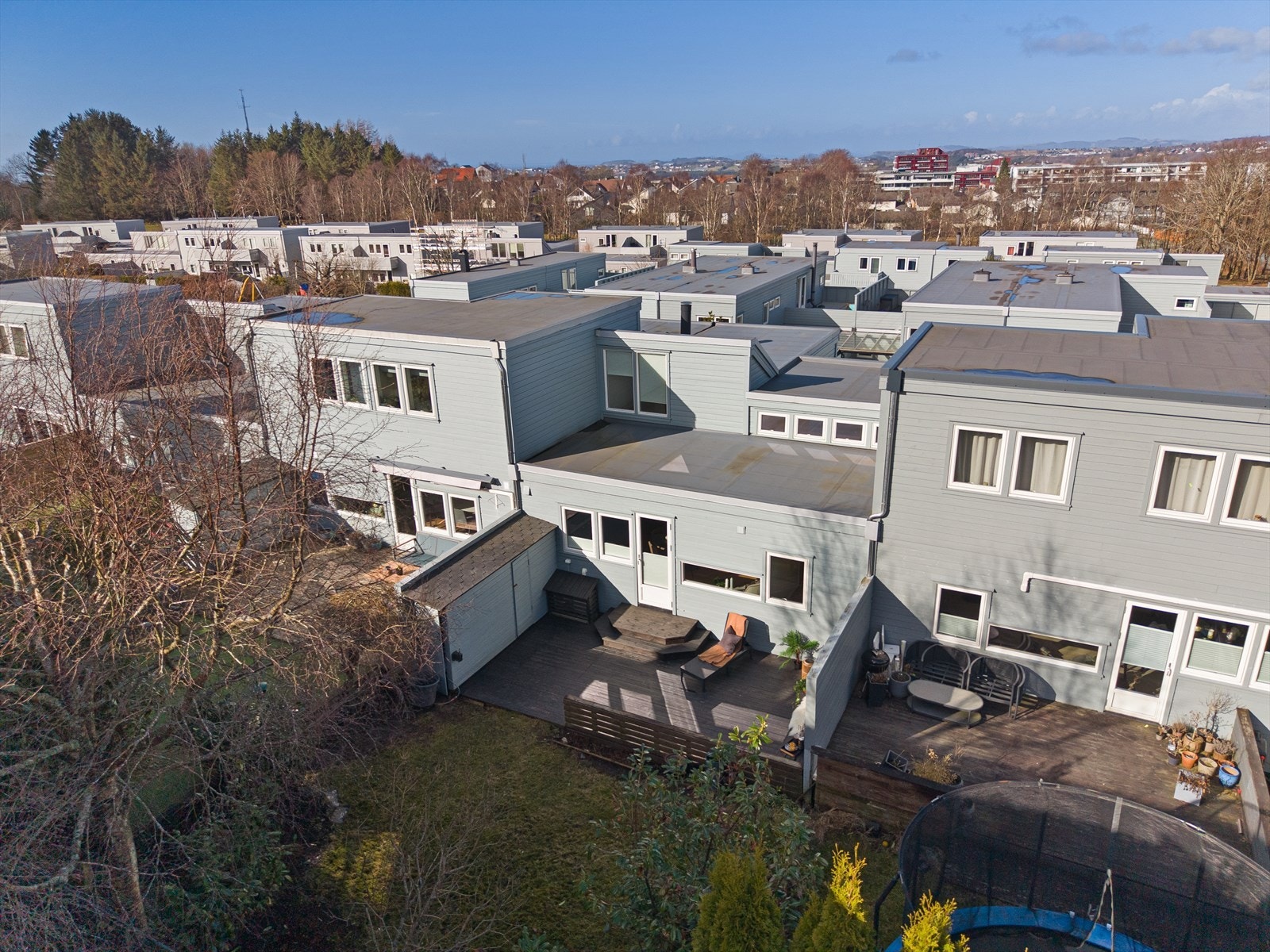 Boligen har sentral beliggenhet i rolige omgivelser på Tjensvoll med nærhet til "alt" Galleribilde