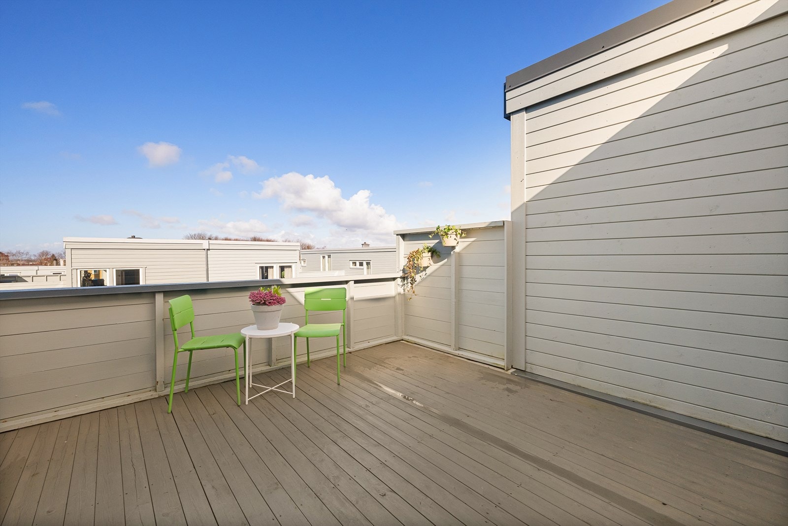 Boligen har flere uteplasser, her fra takterrassen Galleribilde