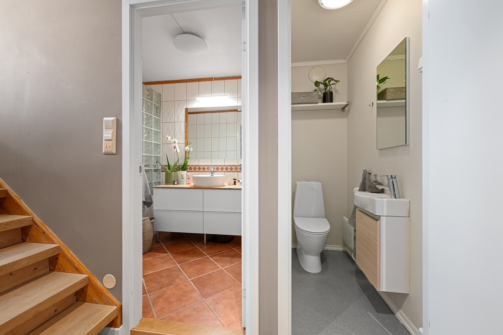 Pent bad og separat toalettrom Galleribilde