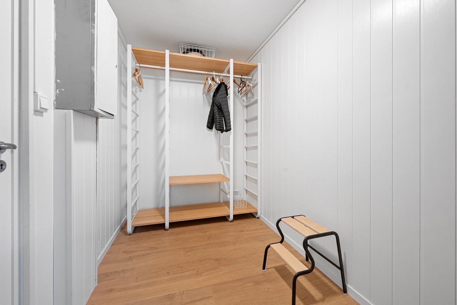 Det er en stor bod like ved inngangen Galleribilde