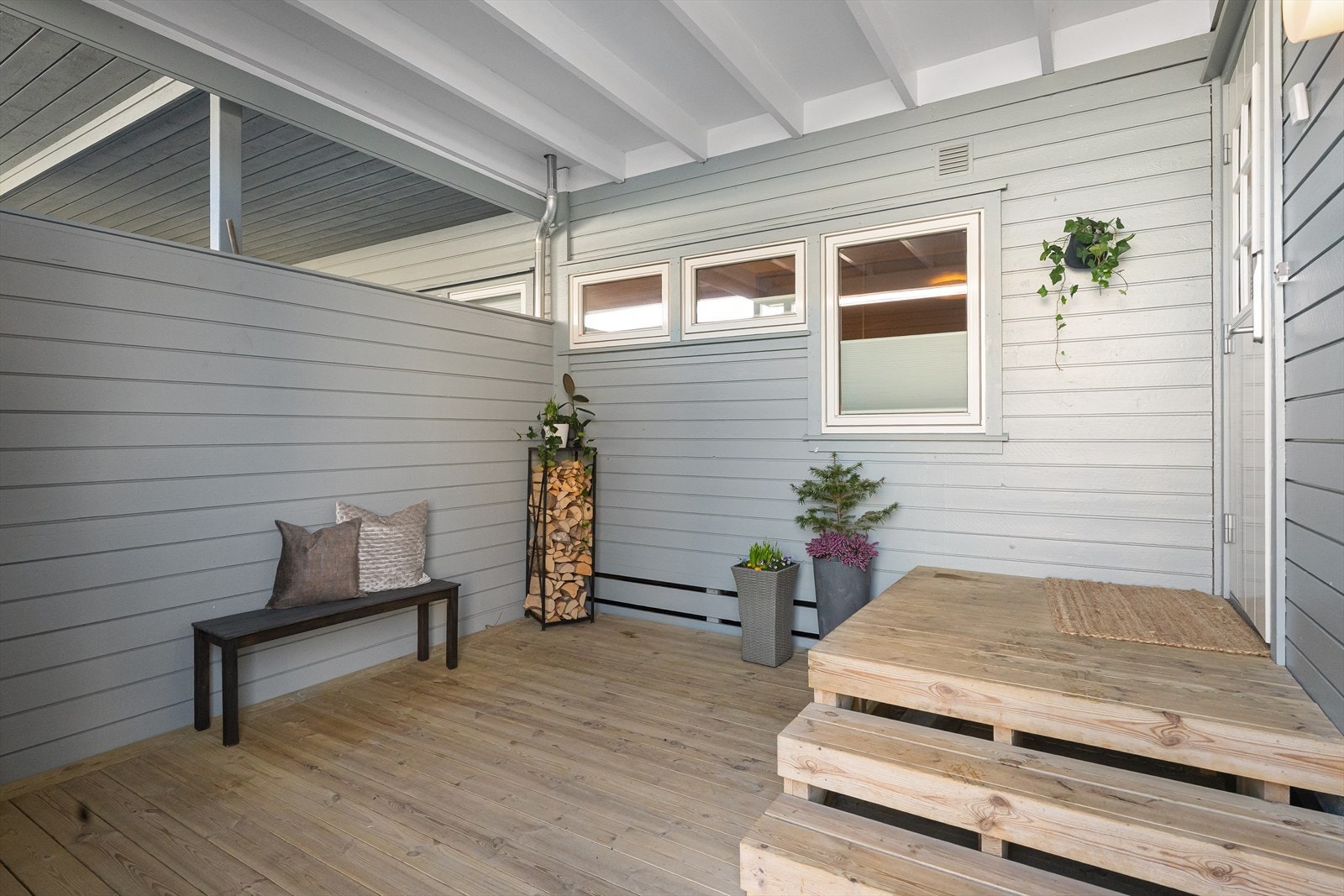 Inngangspartiet er overbygget og ble oppgradert i ca. 2015/2016 Galleribilde