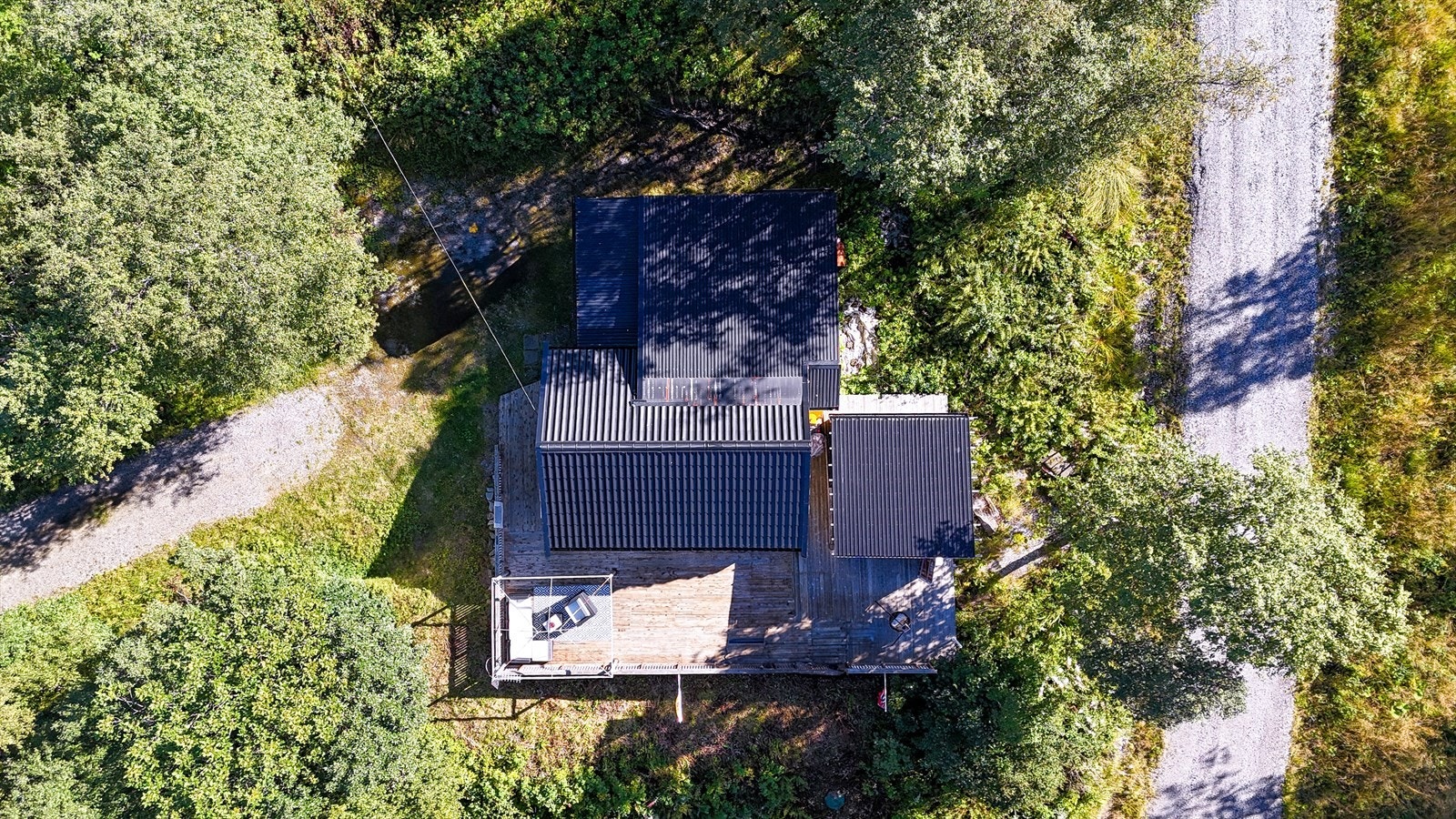 Eiet tomt med bilveg helt frem, med gode parkeringsmuligheter. Galleribilde