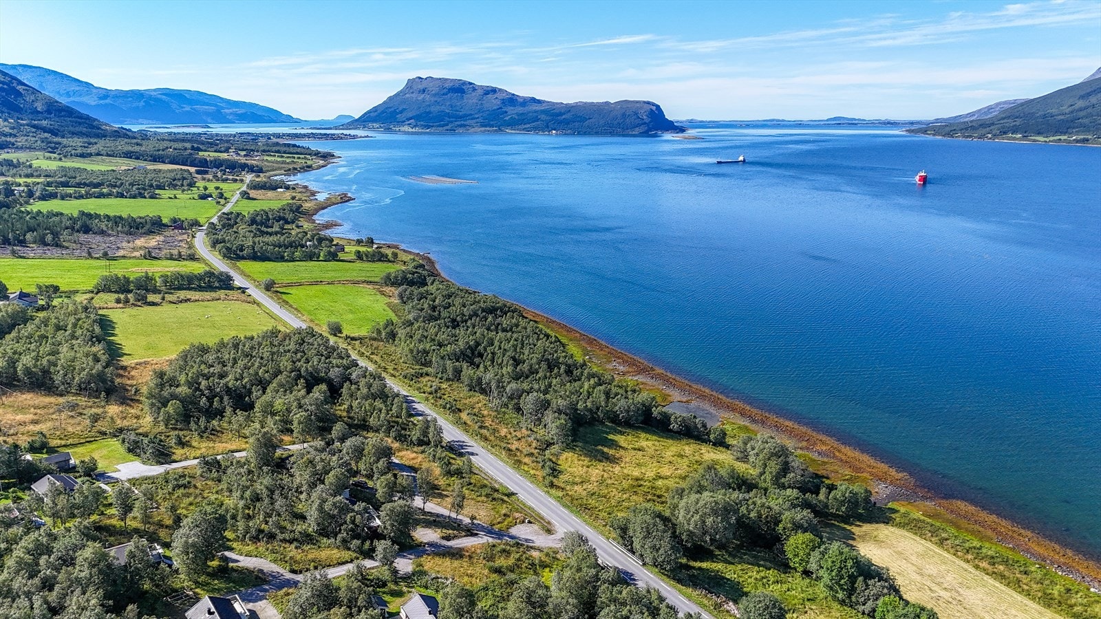 Fra Nesna er det regelmessig ferje- og hurtigbåtforbindelsen til øyriket på Helgelandskysten, samt også daglige anløp av Hurtigruten i både nord- og sørgående retning. Galleribilde