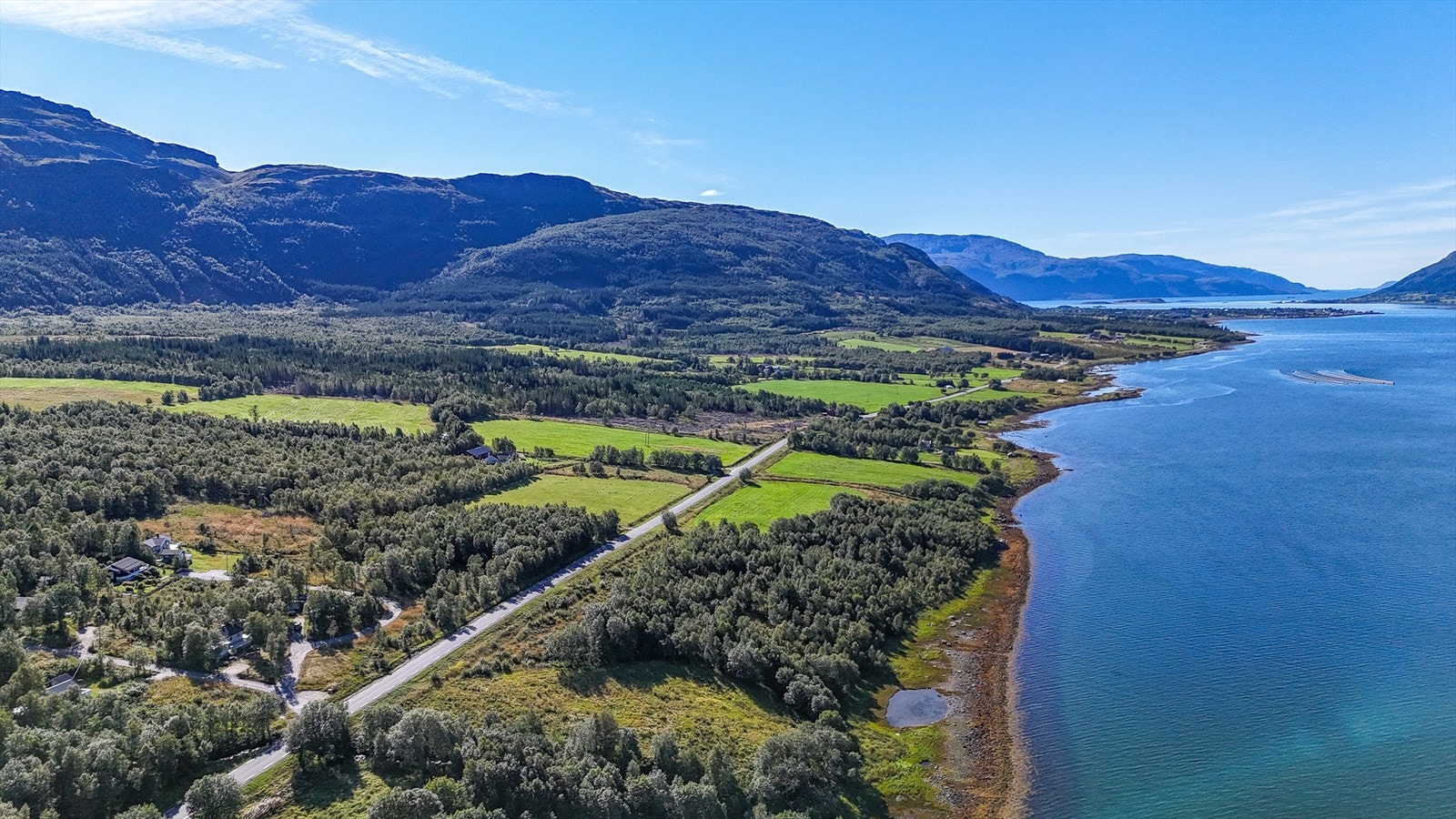 Hytta ligger på "Herset" langs Nesnastranda i Nesna kommune ca. 5-6 km nordøst for Nesna sentrum. Galleribilde