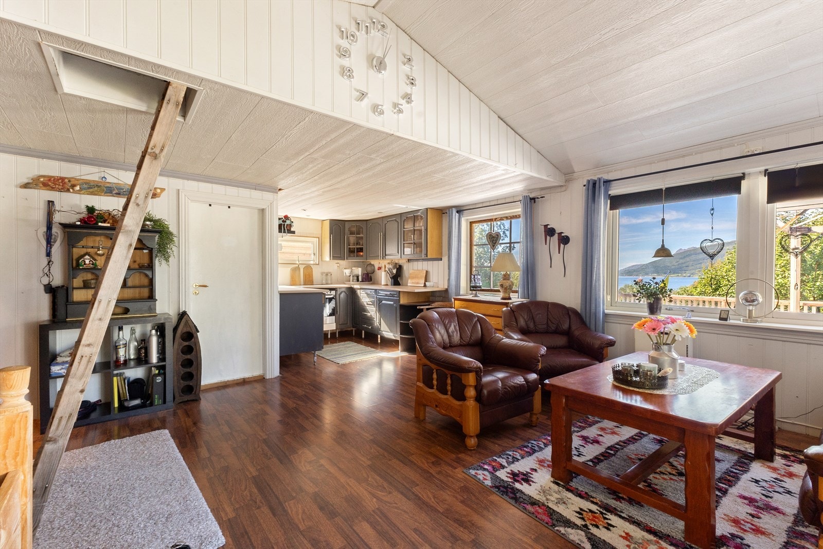 Stue og kjøkken. Legg merke til havutsikten fra vinduene. Galleribilde