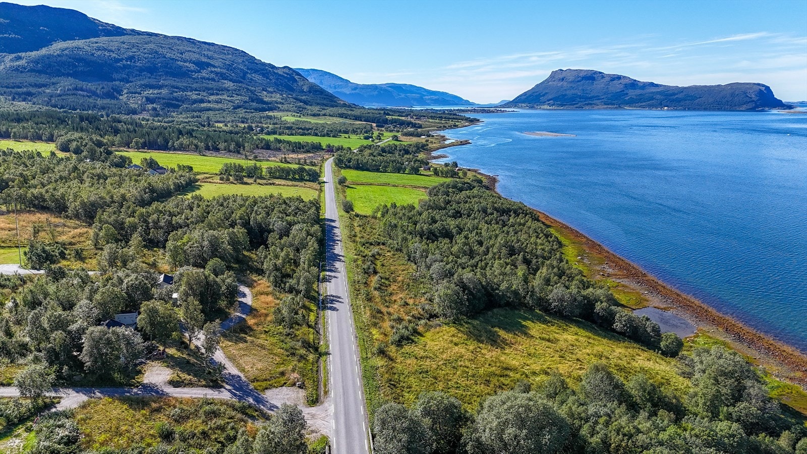 Fritidsboligen ligger svært praktisk til, i nærheten av hovedveien. Galleribilde