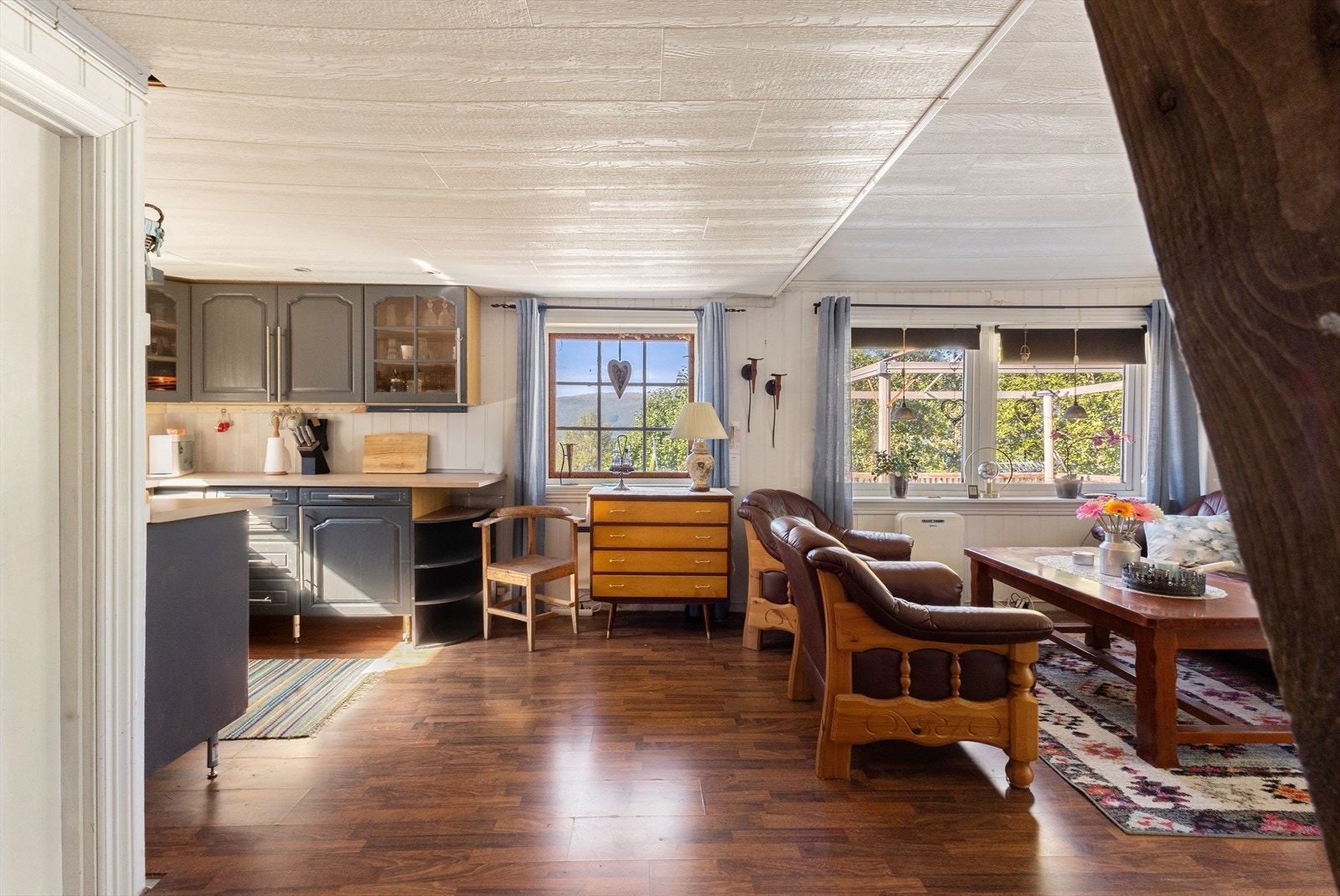 Mot stue og kjøkken. Galleribilde