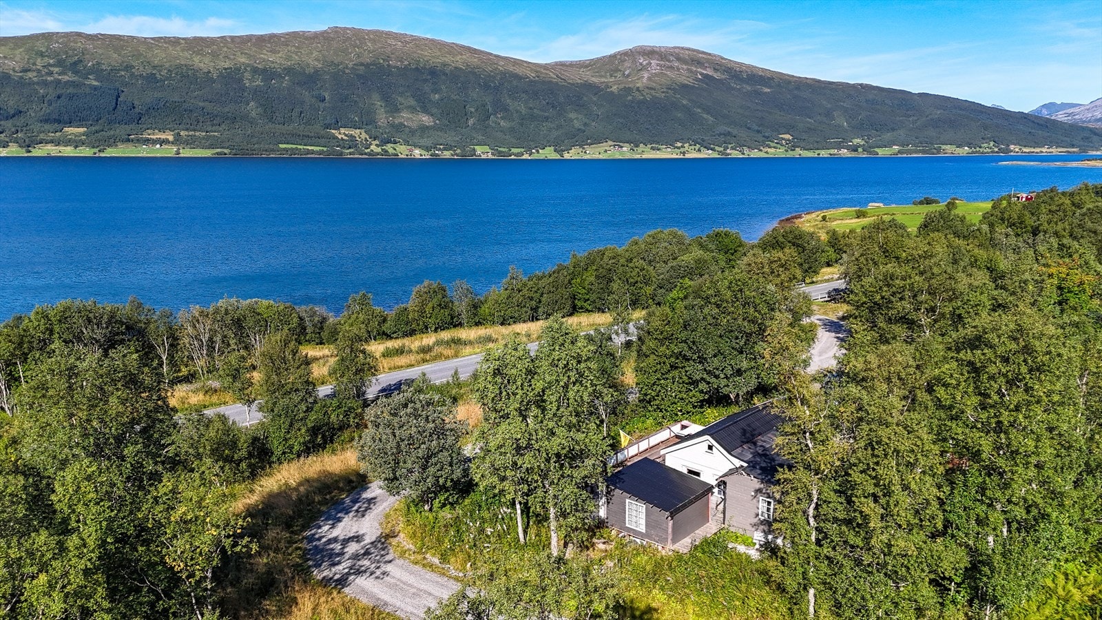 Mot eiendommen. Galleribilde