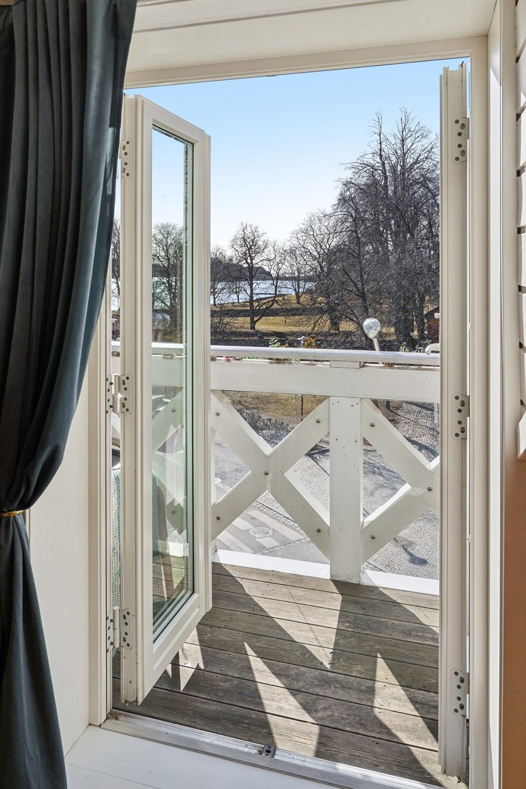 Balkongdøren åpner opp mot utsikten og slipper lyset inn i stuen. Galleribilde