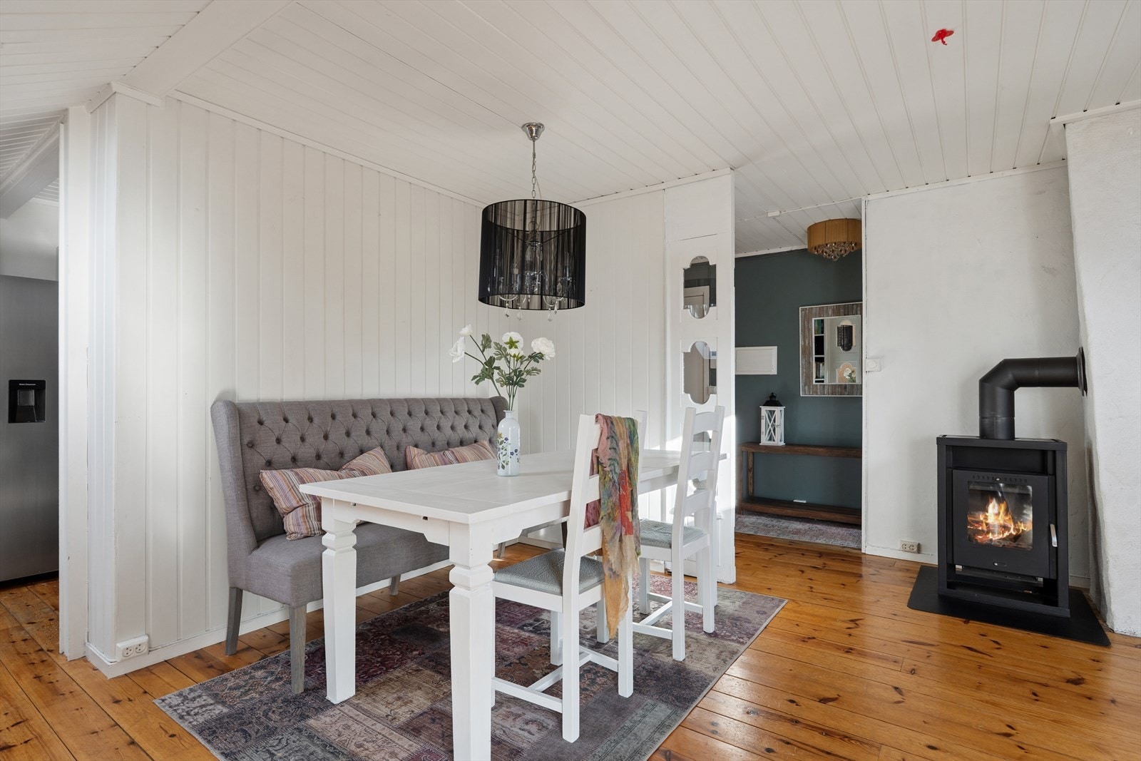 Spiseplassen er en naturlig del av den åpne løsningen, med kort vei til kjøkkenet. Galleribilde