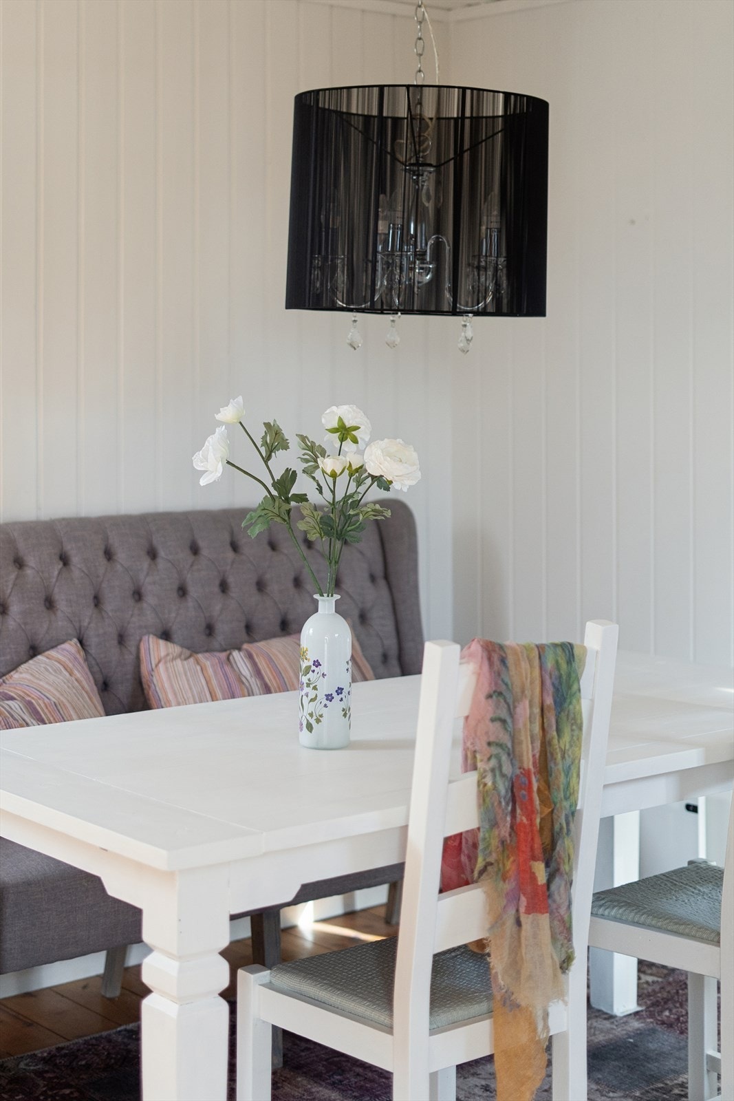 De fleste innvendige flater, inkludert vegger og himlinger, ble malt i 2022. Galleribilde