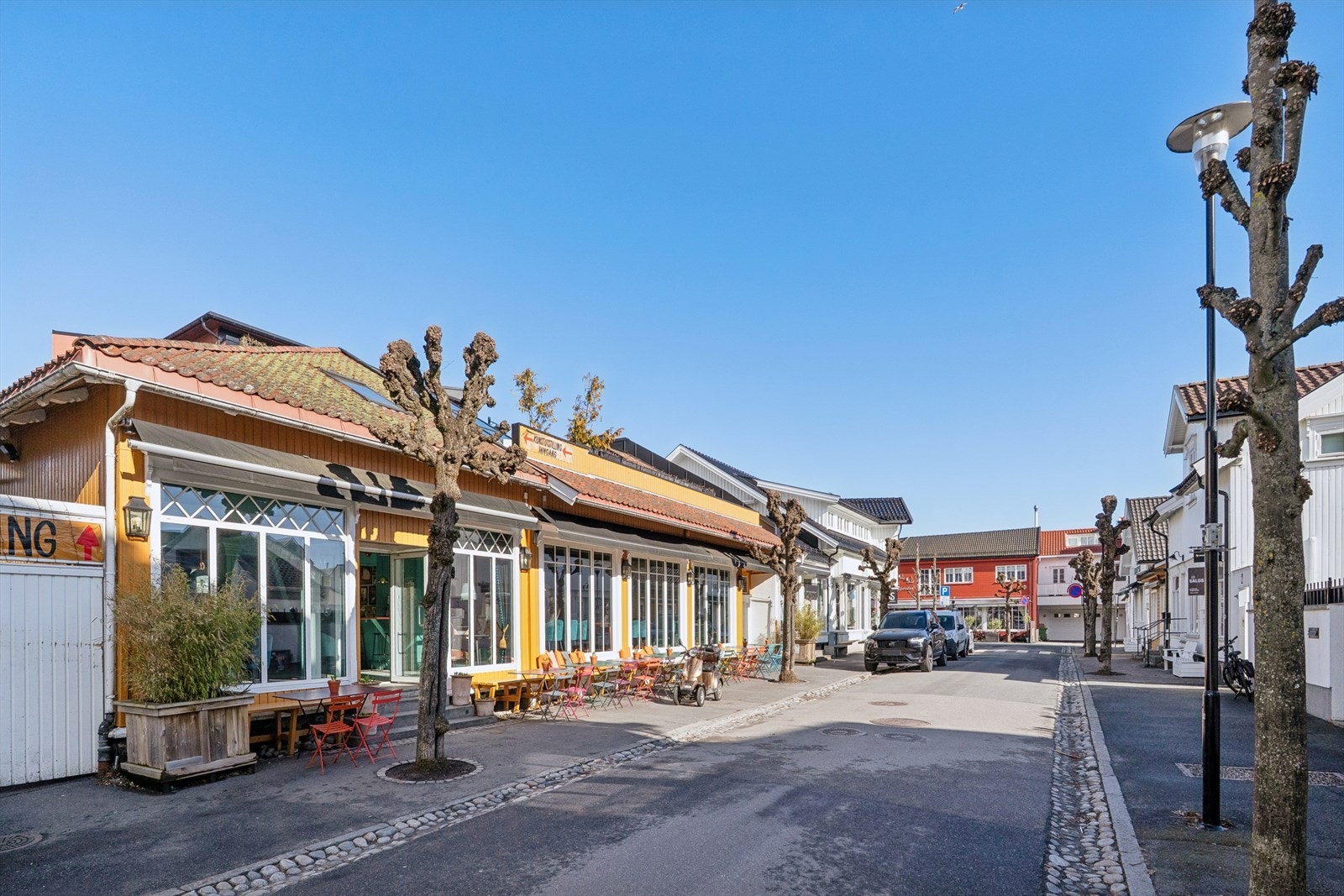 Stavern sentrum byr på et utvalg av butikker og serveringssteder, kun ett minutt fra døren. Galleribilde