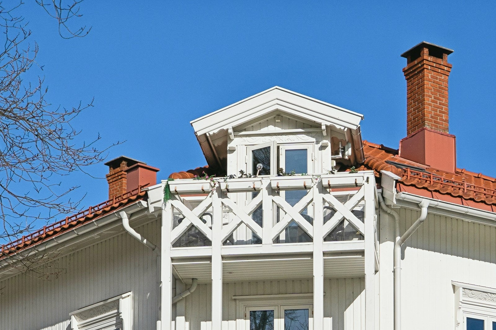 Balkongens rekkverk er i malt konstruksjonsvirke, med innvendige plater for ekstra skjerming. Galleribilde