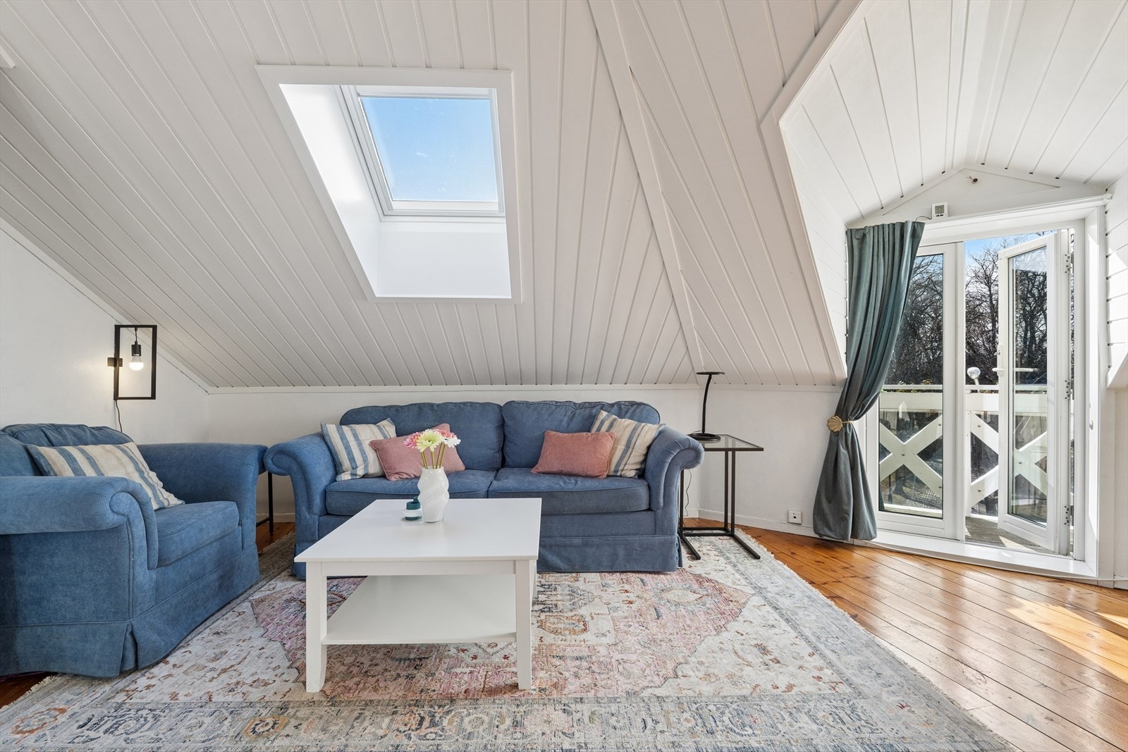 Fra stuen er det utgang til balkongen gjennom en tofløyet dør som ble satt inn i 2015, samme år som alle vinduer ble skiftet. Galleribilde