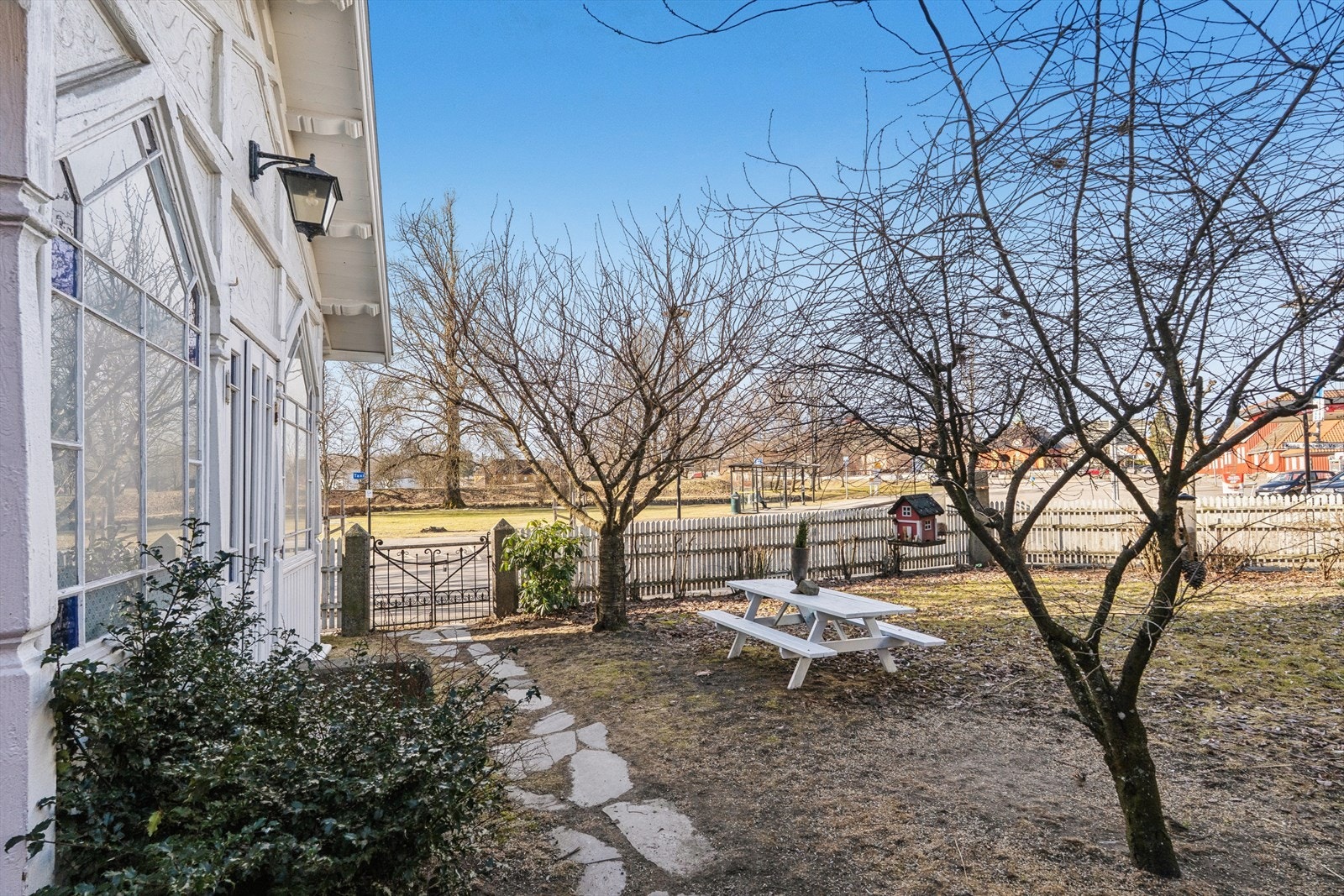 Bygningen er oppført på en grunnmur av stein, typisk for byggeperioden. Galleribilde