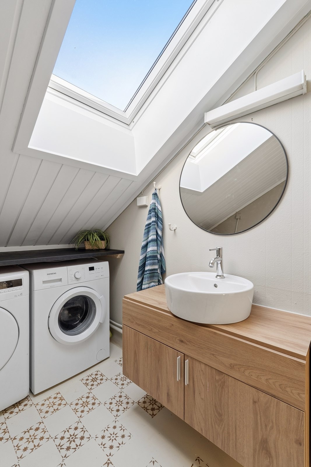 Rommet ble overflatemalt i 2021-22 og fikk ny servantinnredning. Dusjkabinettet er av nyere dato. Galleribilde