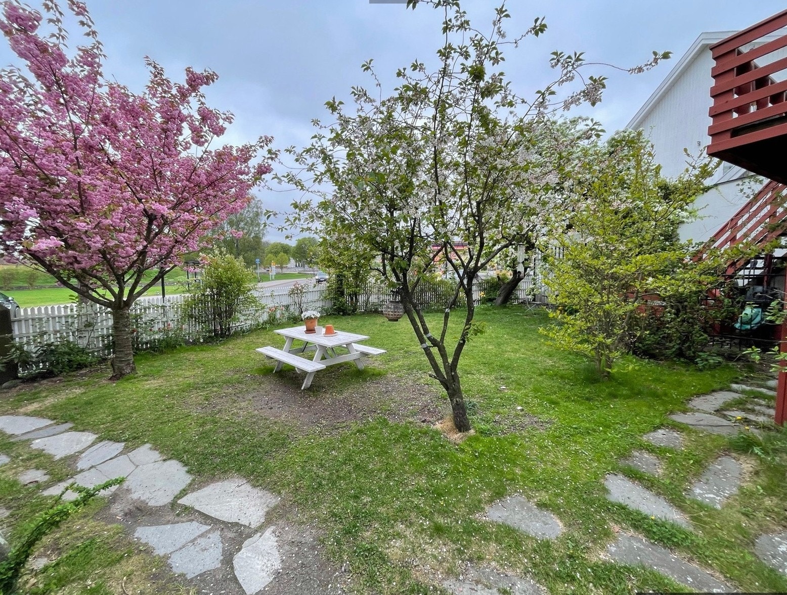 Sameiet har et hyggelig, felles hageområde. Galleribilde