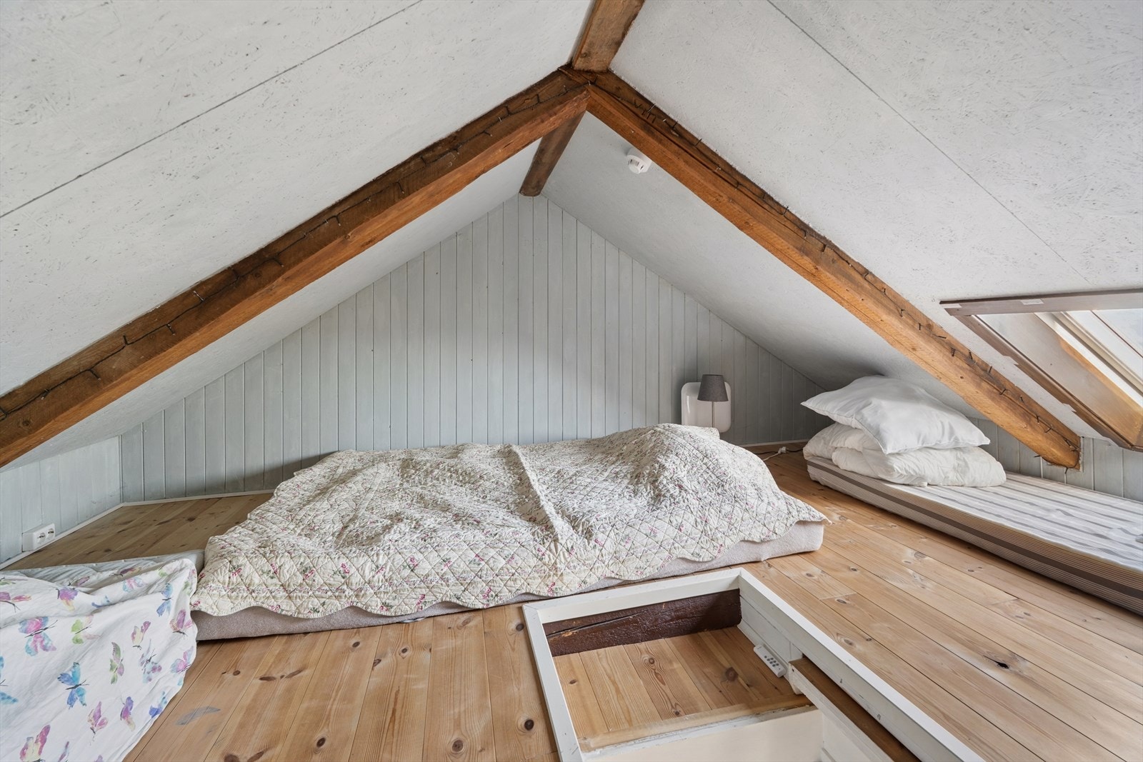 Hemsen er innredet med heltre furugulv og gir et betydelig tilleggsareal for lagring eller som en ekstra krok. Galleribilde