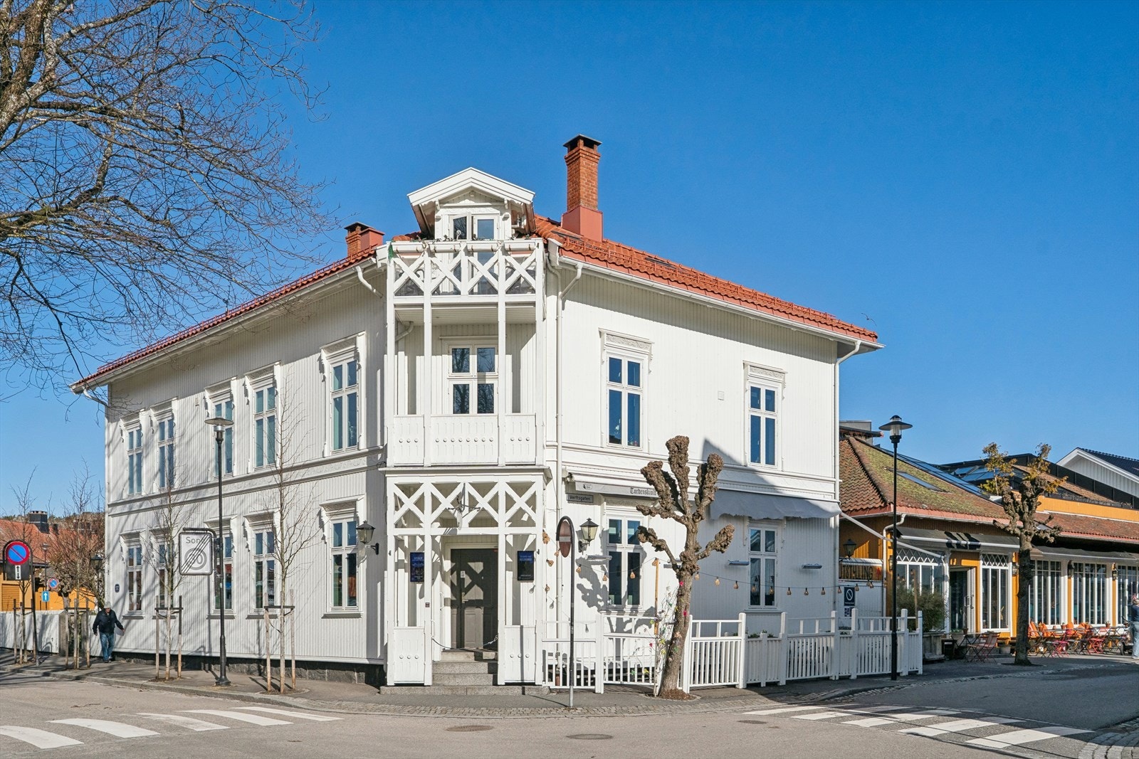 Eiendommen ligger sentralt i Stavern, med umiddelbar nærhet til byens fasiliteter. Galleribilde