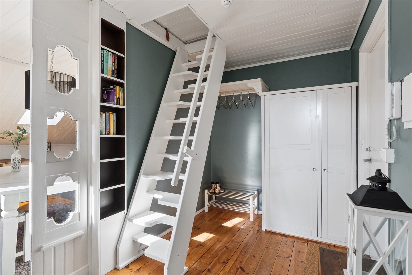 Gangen på 7 m² har plass til oppbevaring og trappeadkomst til hemsen. Gulvet er av heltre furu. Galleribilde