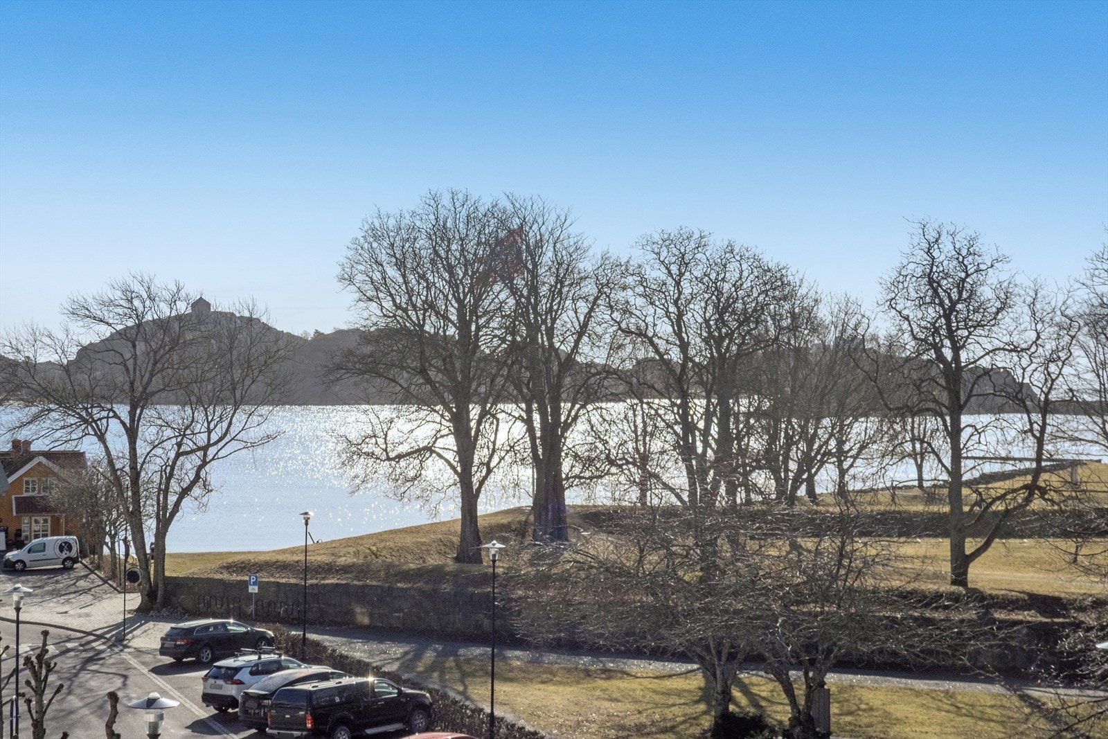 Fra leiligheten ser man ut mot vannet og de grønne områdene ved Fredriksvern verft. Galleribilde