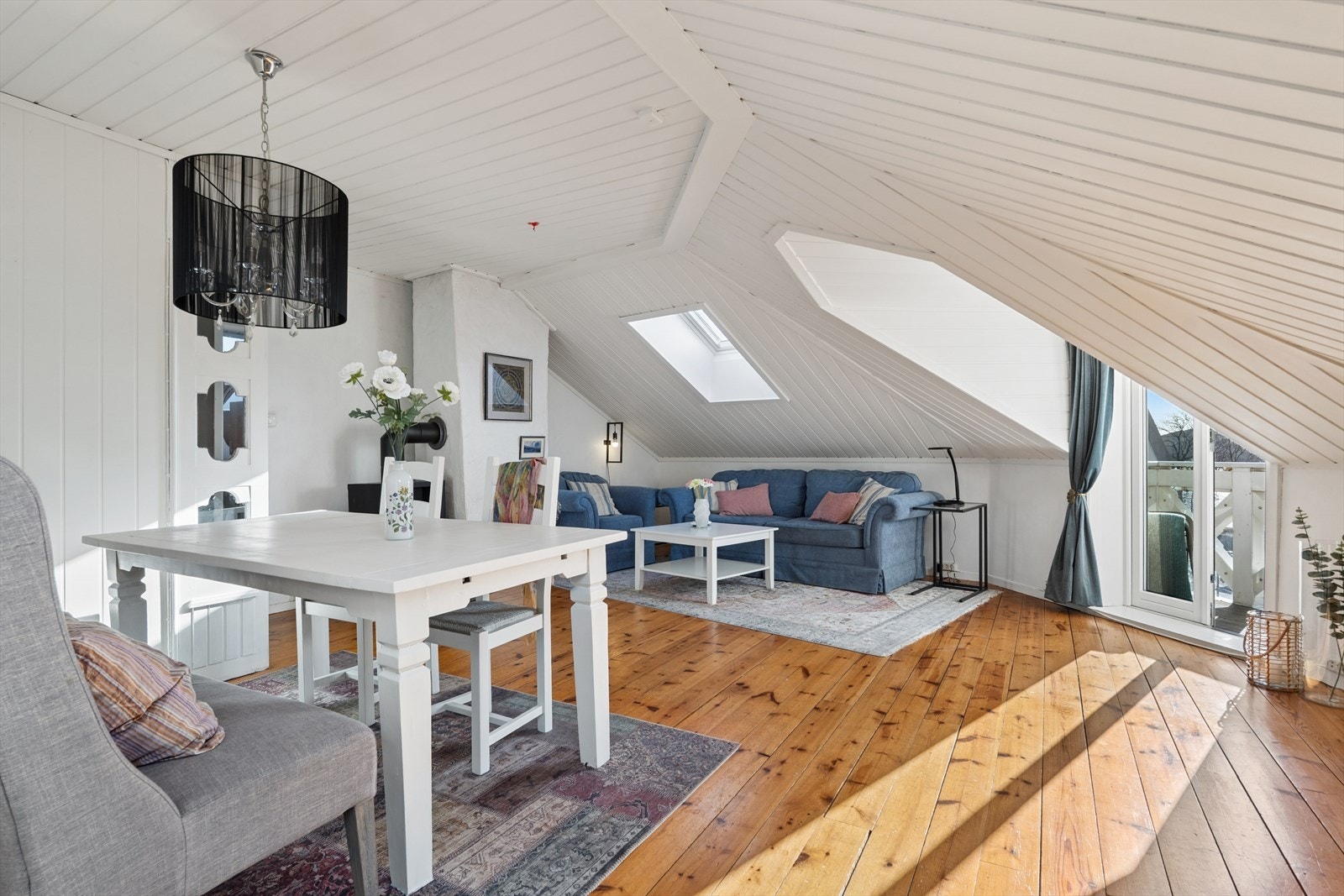 Velkommen til Tollbodgaten 10B! Her møtes du av en åpen og sosial sone med stue og kjøkken på til sammen 33 m². Galleribilde