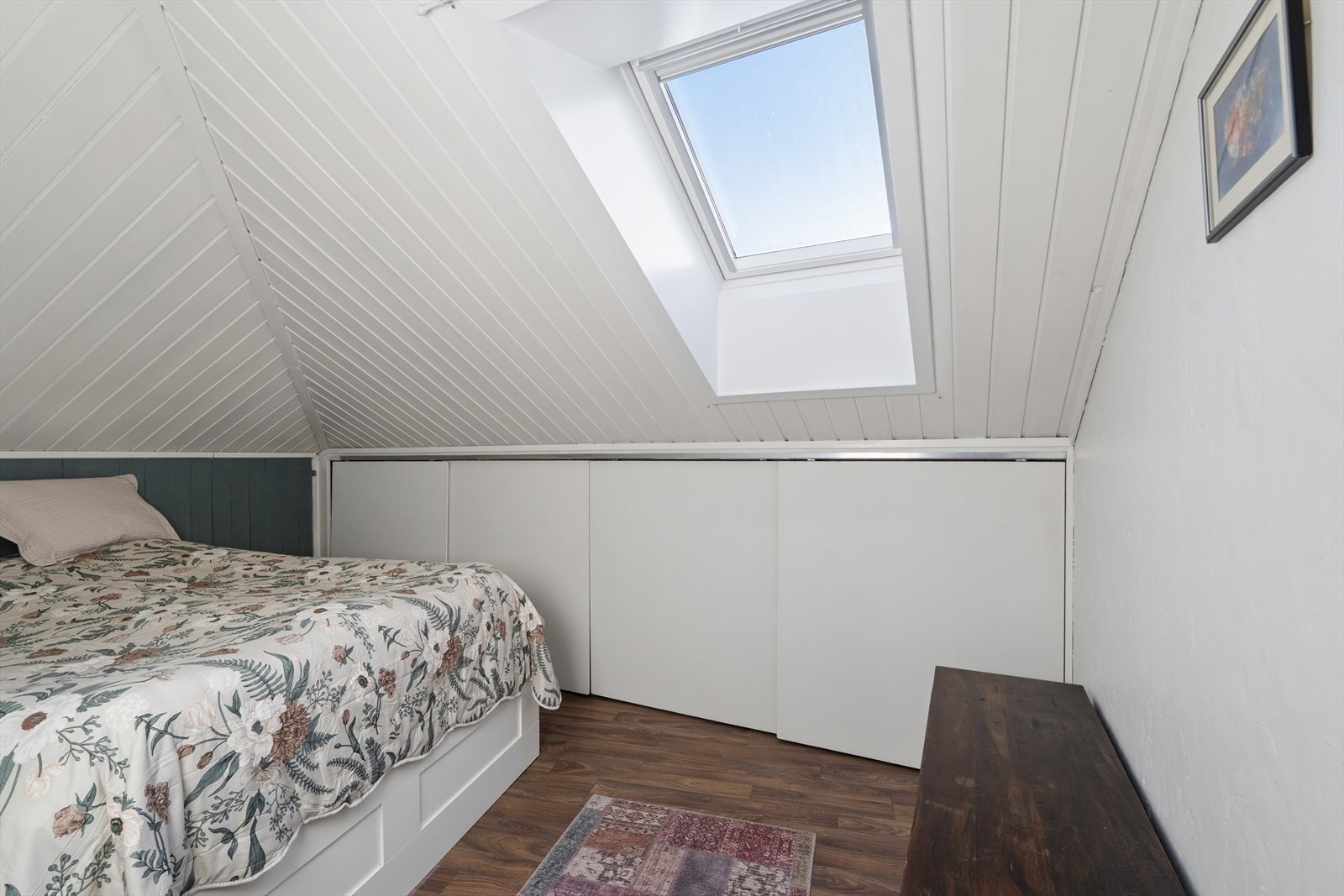 Soverommet på 7 m² har plass til dobbeltseng og oppbevaring. Laminatgulvet er fra 2015. Galleribilde