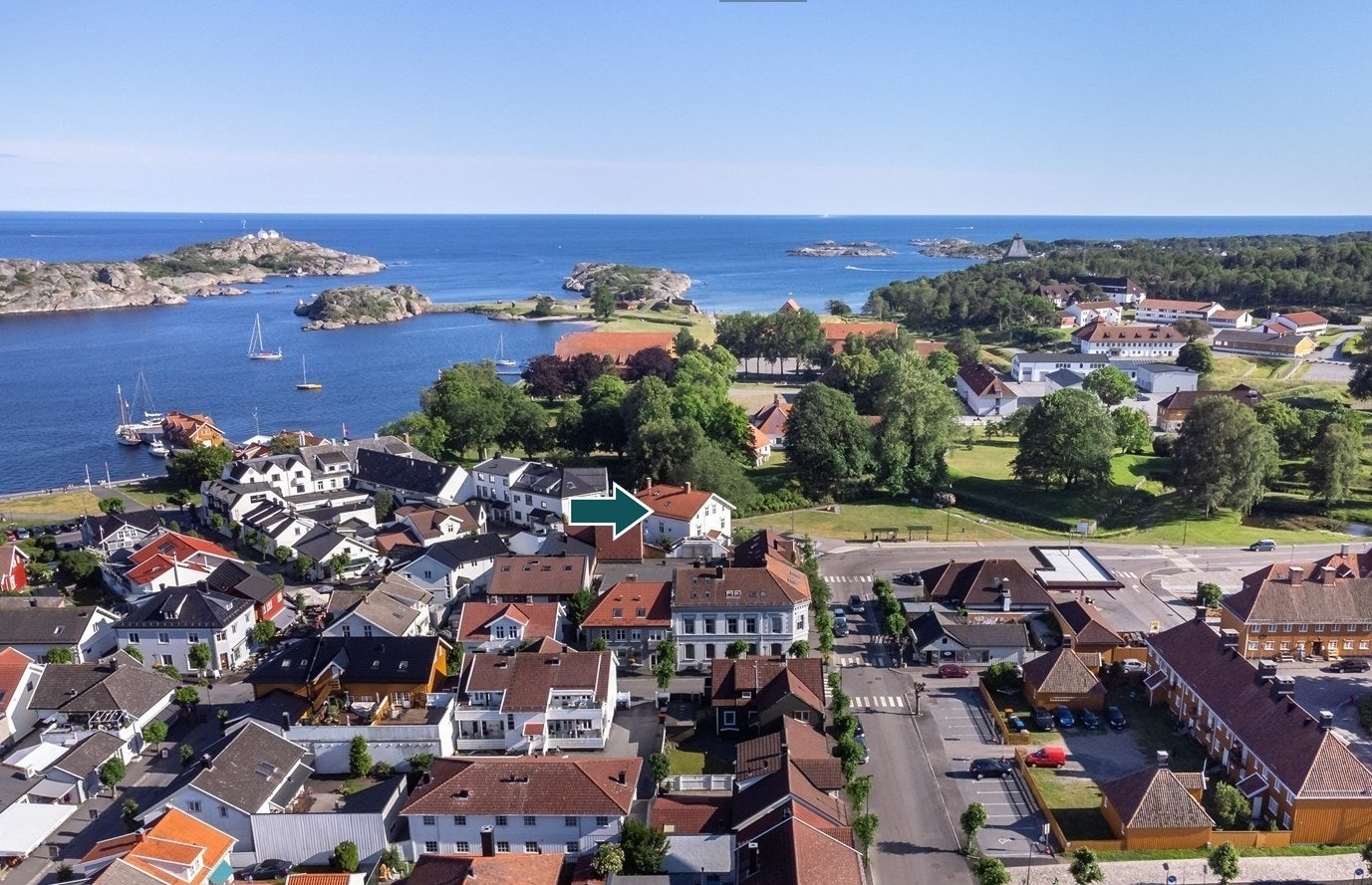 Beliggenheten gir en unik kombinasjon av byliv og nærhet til sjøen. Galleribilde