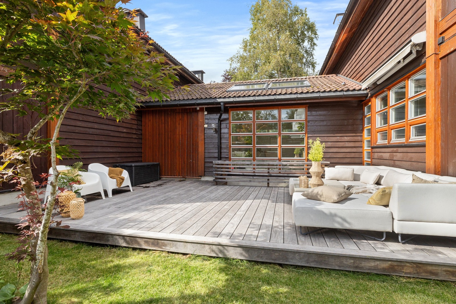 Terrasse platting på hele 36 kvm og videre adkomst til hagen Galleribilde