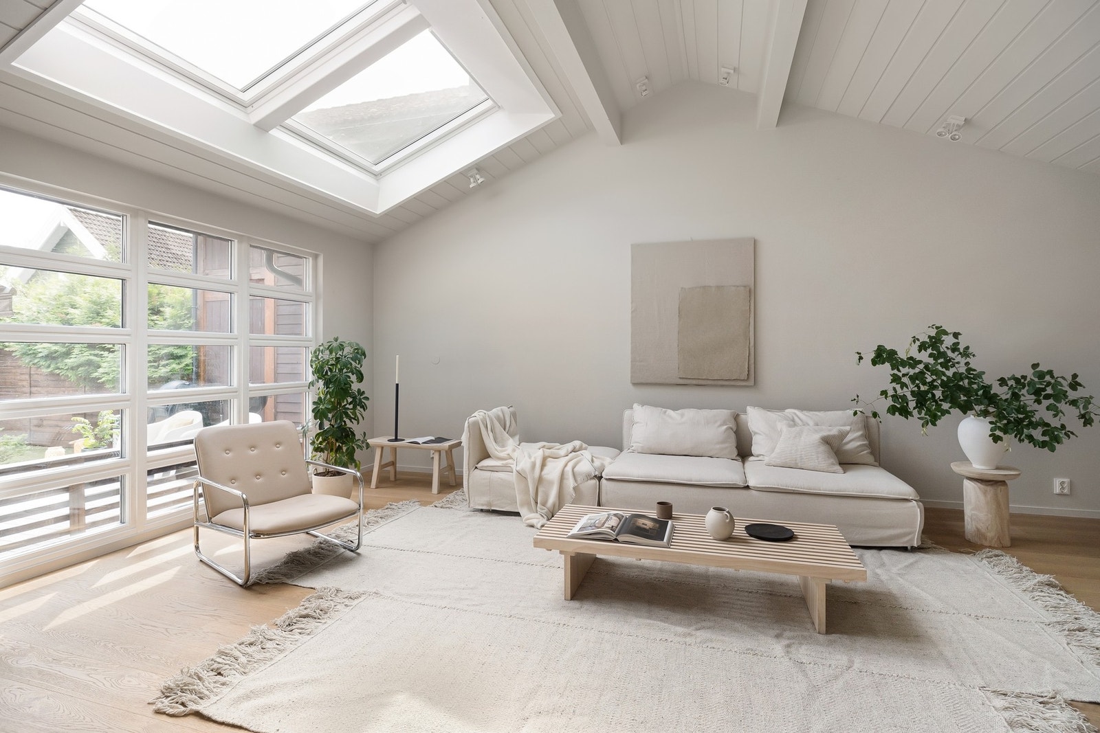 Stor og gjennomført arkitekttegnet enebolig i kjede, med en god kombinasjon av stilrent design, funksjonalitet og god bo komfort over tre plan. Galleribilde