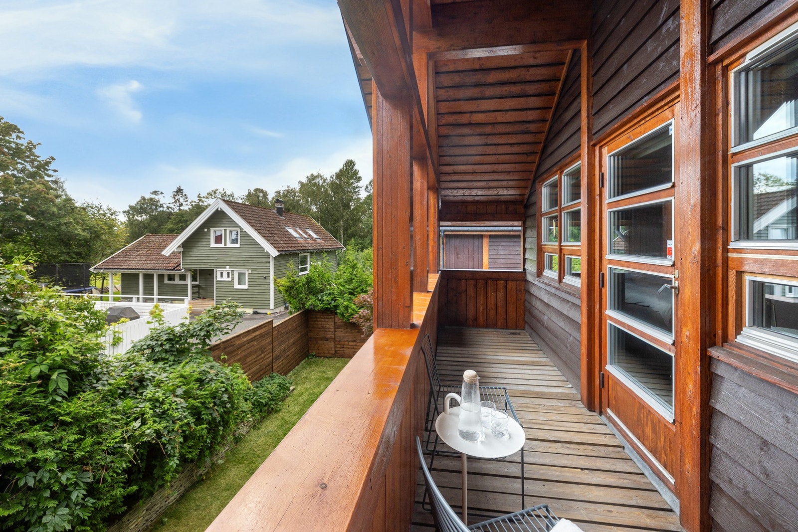 Veranda på begge sider av boligen i 2 etasje, som har gode solforhold gjennom dagen. Galleribilde