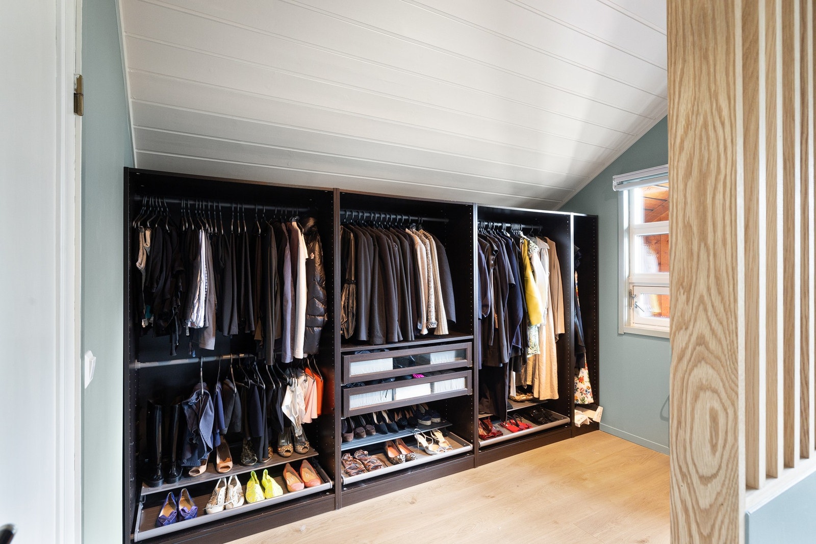 Stor garderobe i tilknytning til soverommet Galleribilde