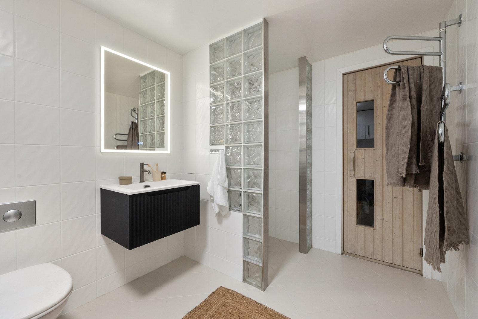 Baderom/vaskerom med badstue i underetasjen. Badet ble overflateoppusset i 2022. (Sluk, fliser og tettesjikt er fra ca. 2000) Galleribilde
